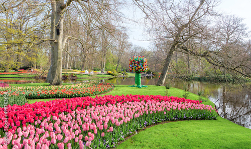 Titel: Keukenhof Flower Gardens. Keukenhof, also known as the Garden of Europe, is one of the world's largest flower gardens, situated in the in the municipality of Lisse, in the Netherlands