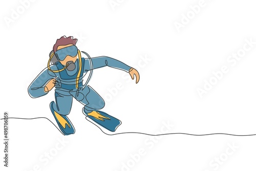 Single continuous line drawing of young sportive man pose at sea ocean while scuba diving to see coral reefs and sea life. Underwater sport concept. Trendy one line draw design vector illustration