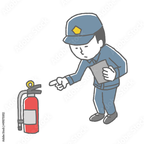 消火器を点検する男性