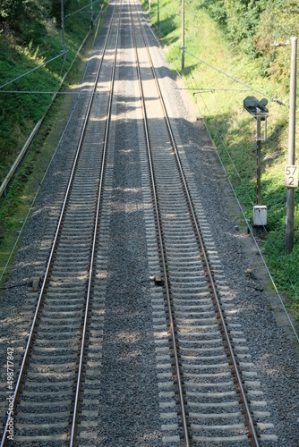 Fototapeta Naklejka Na Ścianę i Meble -  FU 2020-09-13 Herchen 187 Schienen verlaufen durch den Wald