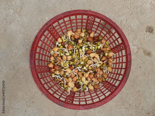 Fried onion pic. Hot oil in a steel pot. As sprouted food items, gram, moong, wheat, maize, sesame, moth, soybean, groundnut, peas, pulses are used.  Apart from this, millet, jowar, dates, raisins, 