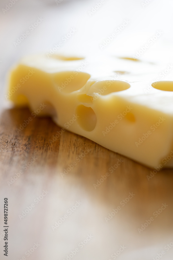 Käse auf einem Holzbrett