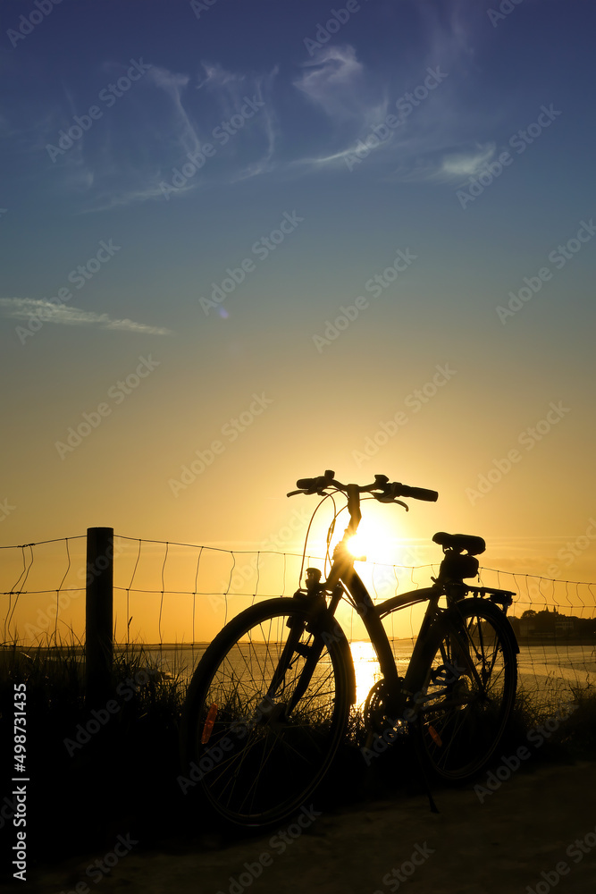 Silhouette de bicyclette sur couché de soleil