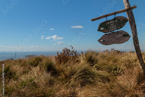 Ibitipoca, Minas Gerais, Brasil: Placas em madeira de sinalização para o Circuito Janela do Céu, no parque estadual do Ibitipoca, Minas Gerais. photo