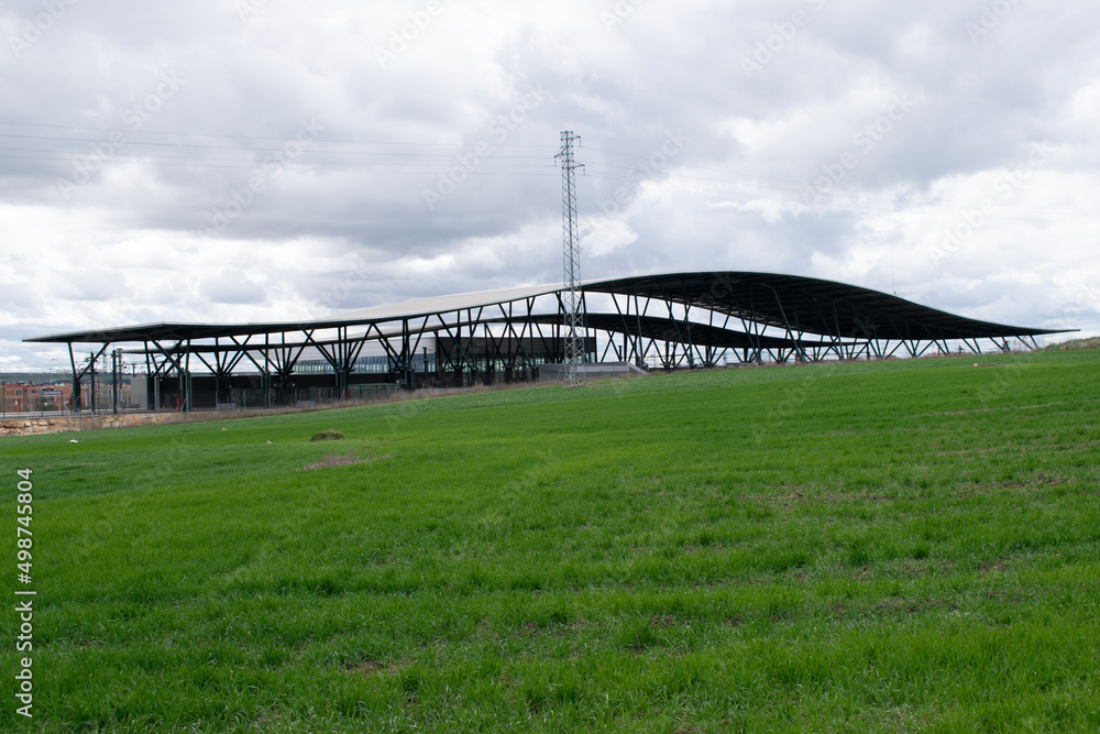 Paisaje de campos de cultivo con estructura moderna. 