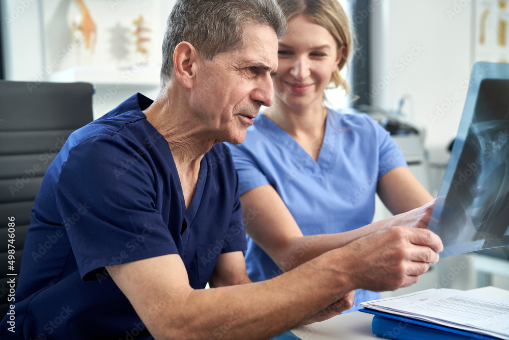 Obraz premium Two caucasian doctors discussing about X-ray image