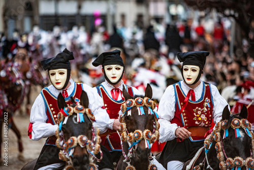 Slika na platnu La Sartiglia di Oristano : manifestazione storica con maschere e cavalli