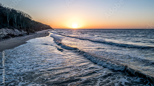 Zachód słońca nad morzem Bałtyckim w Polsce, panorama w okolicach Jastrzębiej...
