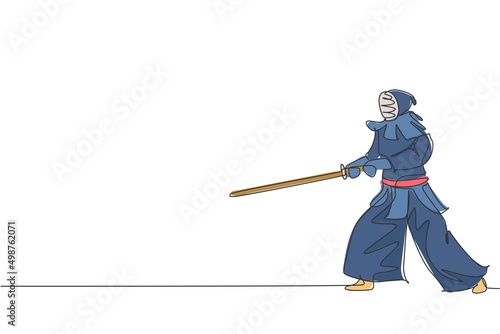 Single continuous line drawing of young sportive man practicing kendo stance position martial art skill on gym sport center. Fighting sport concept. Trendy one line draw design vector illustration