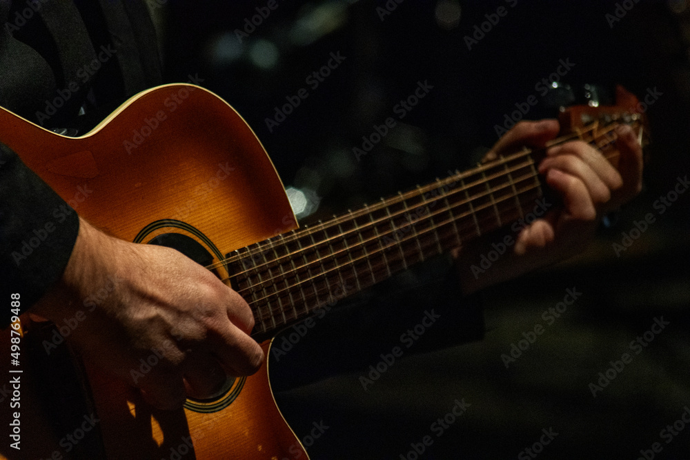 Fototapeta premium guitarra, música, músico, guitarrista, instrumento, mano, jugada, roca, acustica, musical, juego, cuerda, actores, cuerda, concierto, ruido, mano, dedo, jazz, artista, banda, 