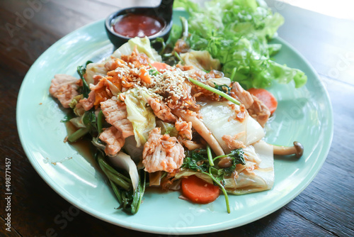 Fotografie stir fried vegetable with pork and dip or sukiyaki