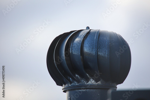 Detailansicht eines schwarzen Lüfterrades mit Lamellen. photo