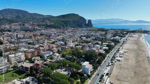 Terracina, città sul mare del lazio, Italia.
Vista panoramica dall'alto di Terracina con la spiaggia, il mare azzurro e calmo, fino al Circeo.