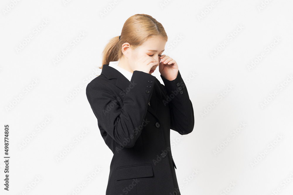 ジャケットを着た泣いている若い女性 ジャケットを着た泣いている若い女性