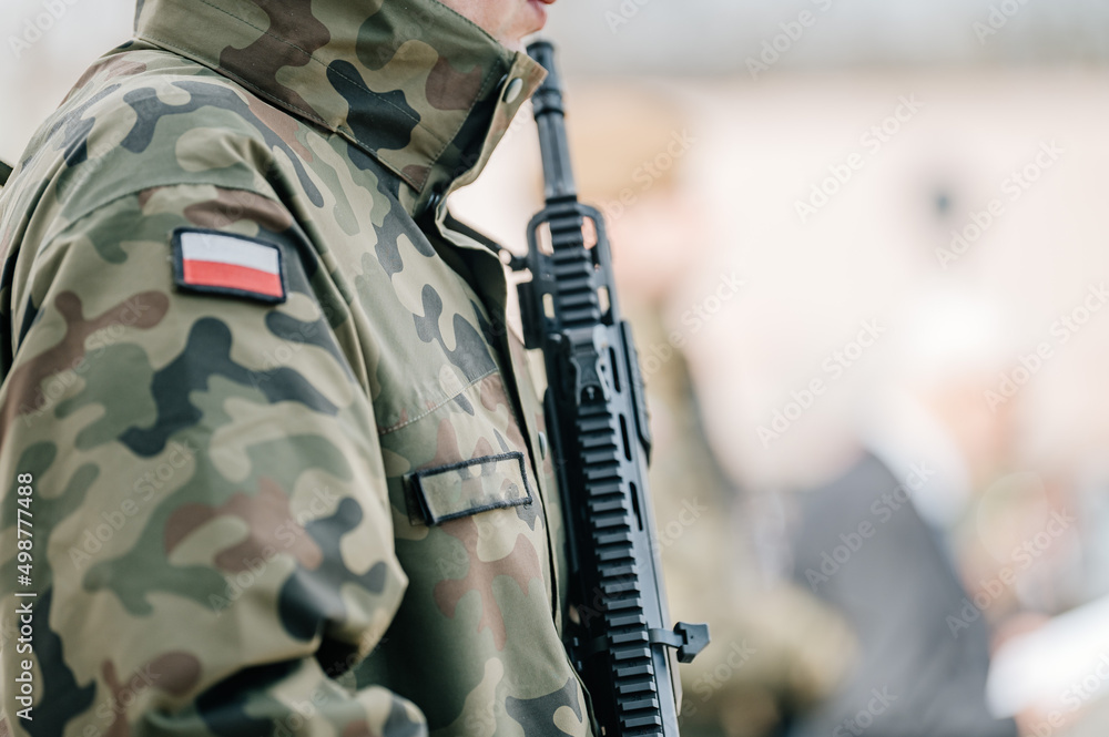 Polski żołnierz trzymający broń - obrazy, fototapety, plakaty 