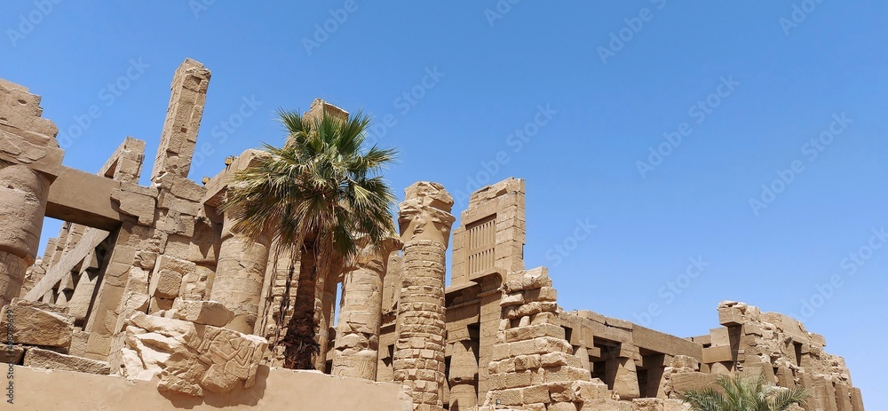 Obraz premium Karnak temple in Luxor, Egypt, an open air Museum, which comprises a vast mix of decayed temples, chapels, pylons, and other buildings.