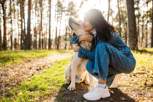 Fotografia A young woman hugs her beloved dog