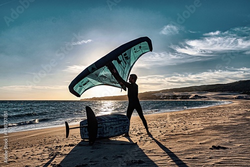 Quadro su tela wing foil old kiter on the beach