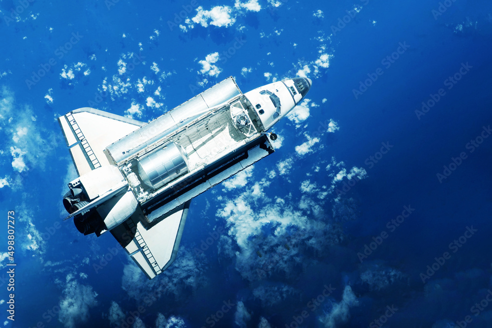 Obraz premium Space shuttle over the planet. Elements of this image furnished by NASA