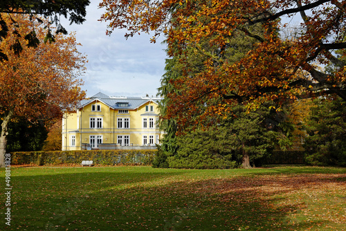 Bad Harzburg Kur- und Gesundheitszentrum hinter Bäumen