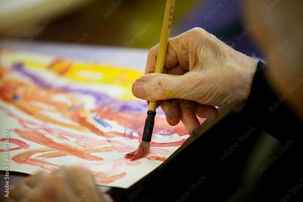 Obraz premium Art therapy in a retirement home for Alzheimer's and dementia patients.