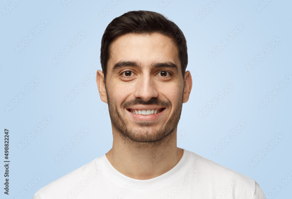 Obraz premium Young cheerful attractive good-looking smiling man isolated on grey background