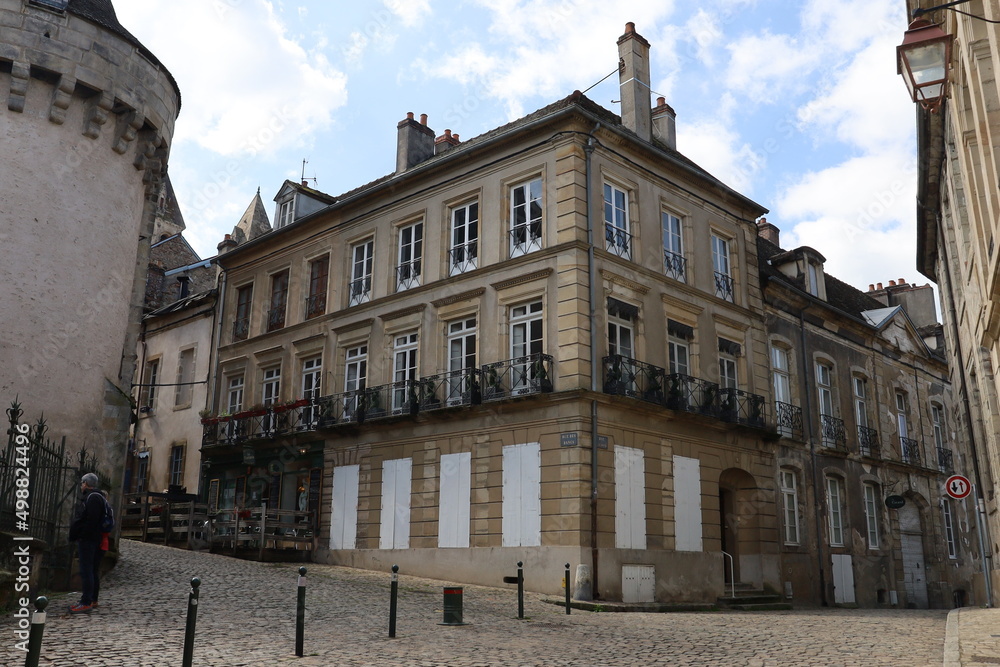 Immeuble typique, vue de l'extérieur, ville de Autun, département de Saône et Loire, France