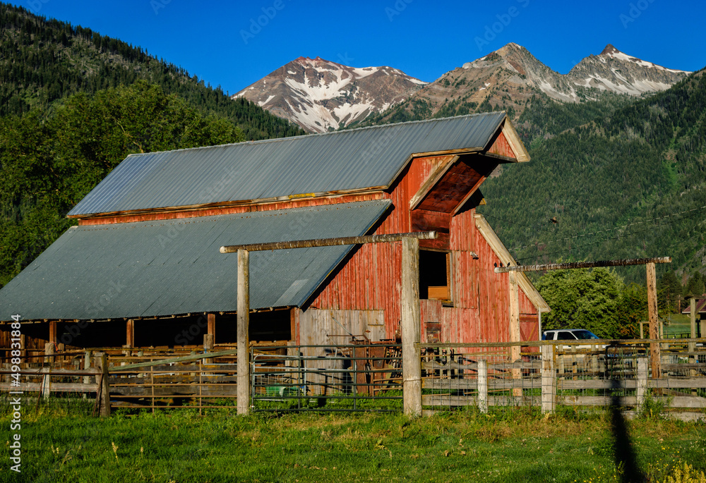 Obraz premium Old barn in front of high mountains