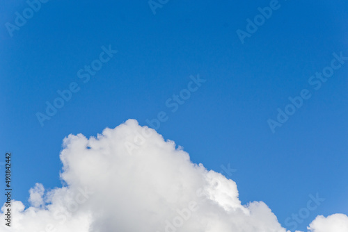 illustration d'un magnifique ciel bleu avec ses nuages blanc et gris photo