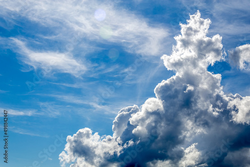 illustration d'un magnifique ciel bleu avec ses nuages blanc et gris photo