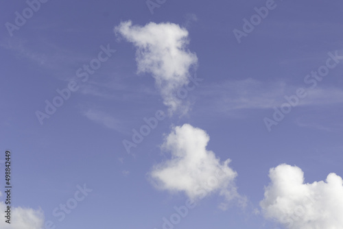 illustration d un magnifique ciel bleu fonc   avec ses nuages blanc