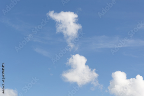 illustration d un magnifique ciel bleu avec ses nuages blanc 