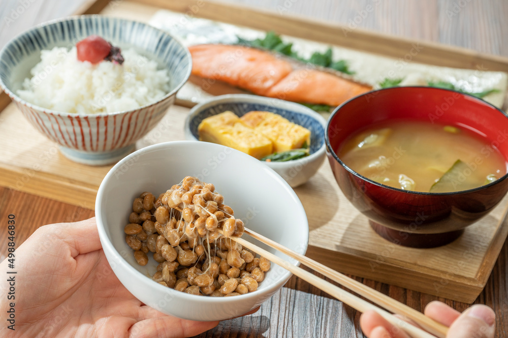 納豆と焼き鮭定食 健康的な朝食のイメージ 納豆と焼き鮭定食 健康的な朝食のイメージ