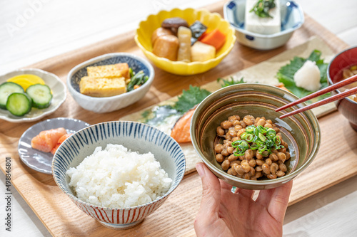 納豆と焼き鮭定食 健康的な朝食のイメージ