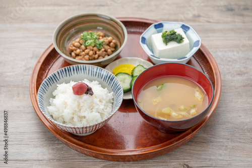 納豆と焼き鮭定食 健康的な朝食のイメージ