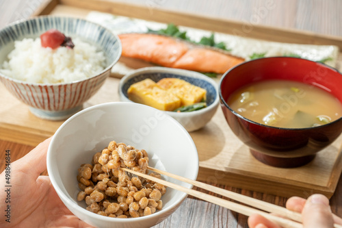 納豆と焼き鮭定食 健康的な朝食のイメージ