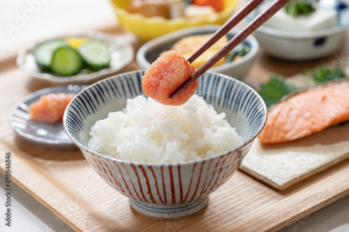 明太子と焼き鮭定食　健康的な朝食のイメージ