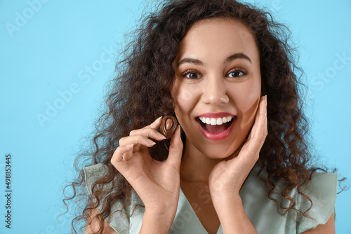 Happy young woman with deli...