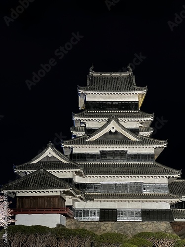長野県にある松本城の天守閣のライトアップ