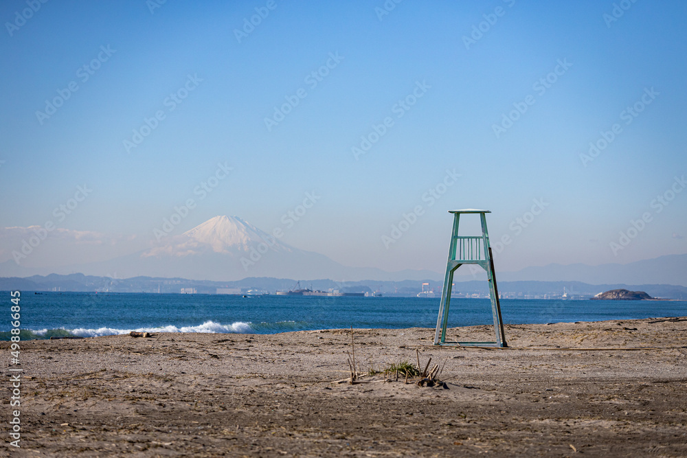 冬の富士山が見える海岸