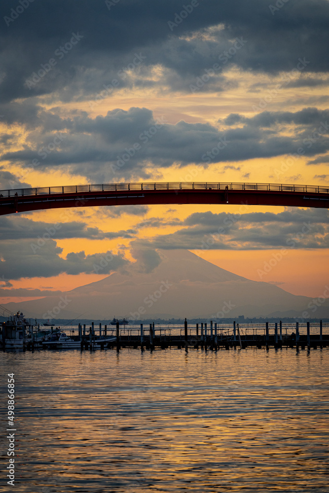 Obraz premium 夕暮れの富士山と橋