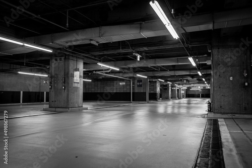 誰もいない地下駐車場
