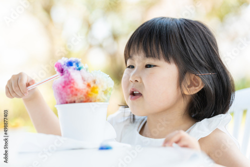 夏にかき氷を食べる4歳の子供（育児・子育て）