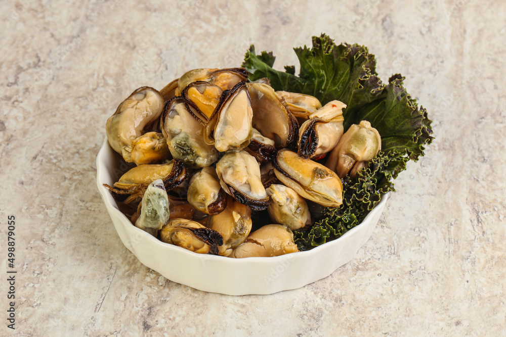 Fototapeta premium Tasty marinated mussels in the bowl