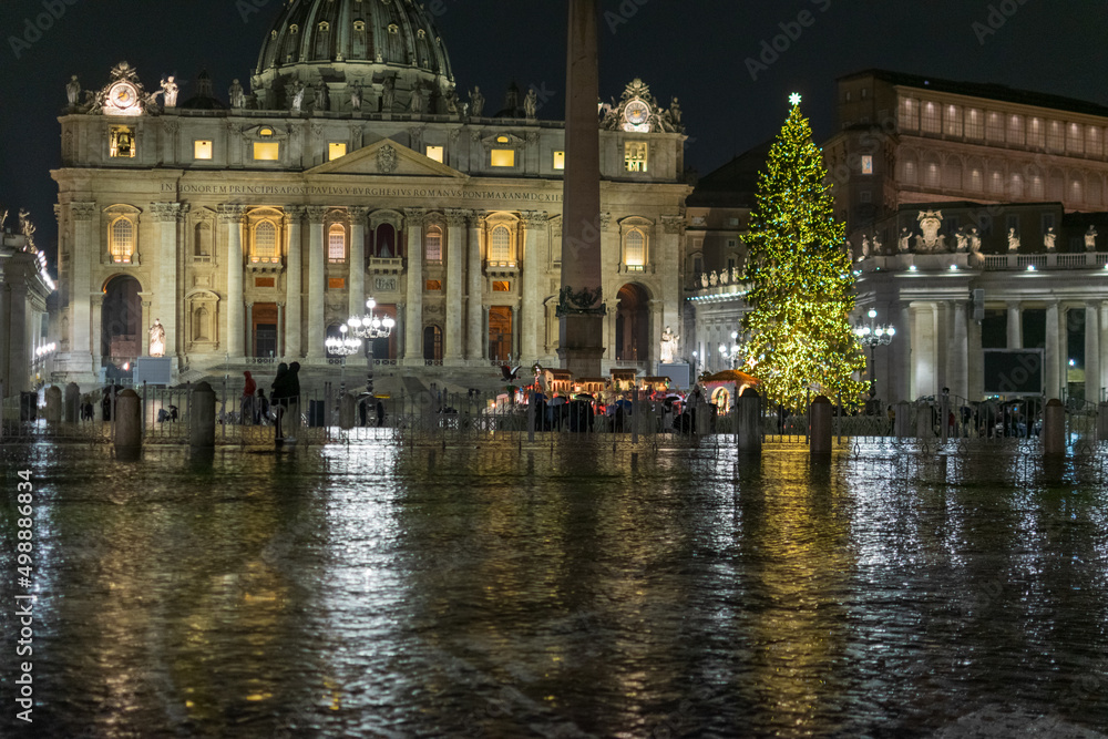 Obraz premium St. Peter's Basilica for the holidays on a rainy evening, Italy