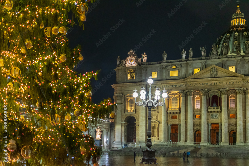 Fototapeta premium St. Peter's Basilica for the holidays on a rainy evening, Italy
