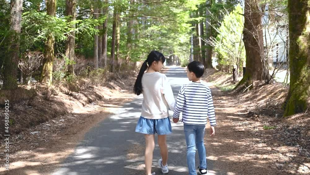 軽井沢の自然を手を繋いで歩くアジア人の子供 軽井沢の自然を手を繋いで歩くアジア人の子供