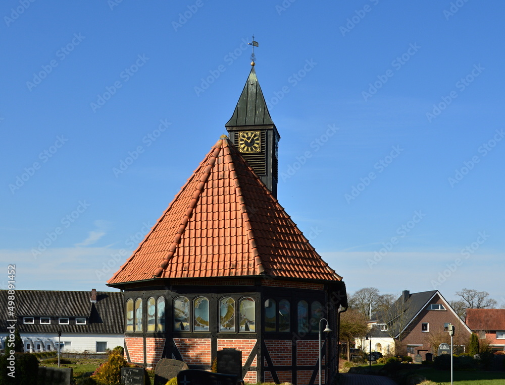 Historische Kapelle im Frühling im Dorf Wittorf, Niedersachsen