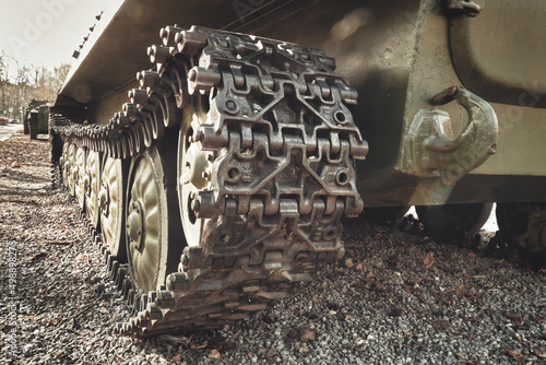 Φωτογραφία Russian military tank tracks close up view. Tank tracks rear view