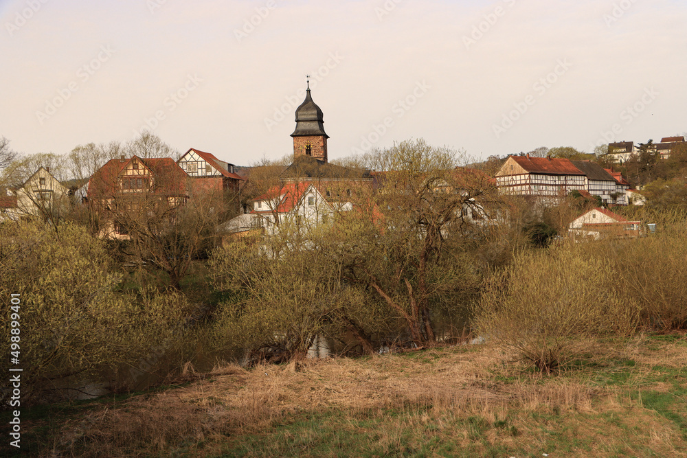 Frühling an der Fulda; Blick auf Breitenbach bei Bebra